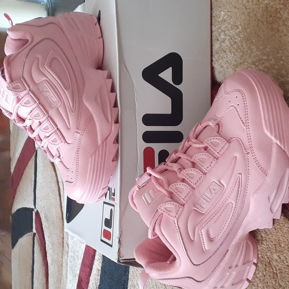 Pink Filas size 6 brand new never been worn didn't fit smoke free home